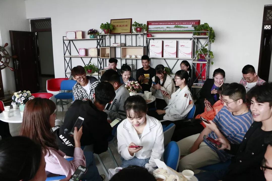 做客本期韶华茶社的是道桥工程系健美操