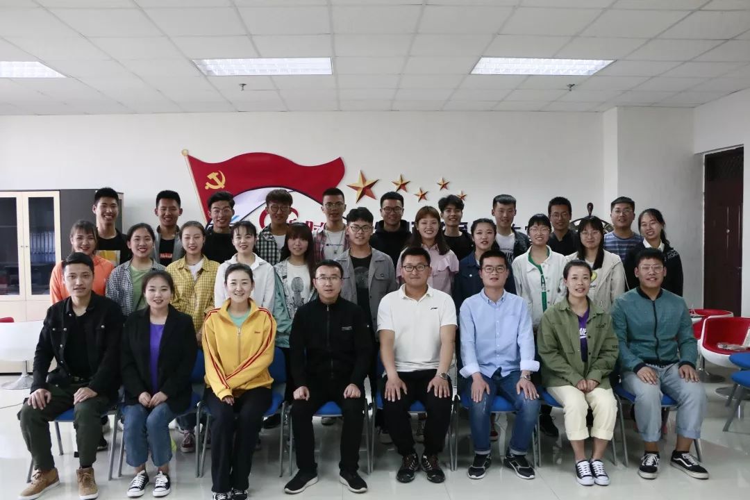 师生三十人回顾了2019笑对人生