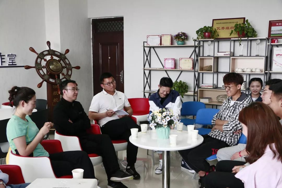 特邀嘉宾为道桥工程系党总支书记李昌锋